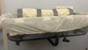 航空会社で貸してくれる赤ちゃん用のベッド「バシネット」